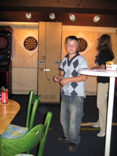 Junger Mann versucht sich auch mal im Steeldarts Sport